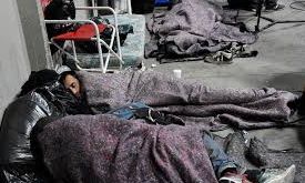 Gente duerme en la calle